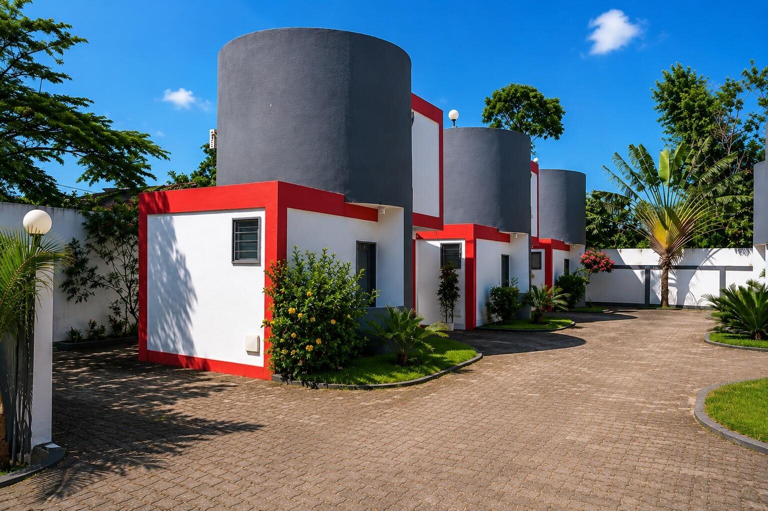 Bâtiments colorés de l’Hôtel Fleuri à Toamasina