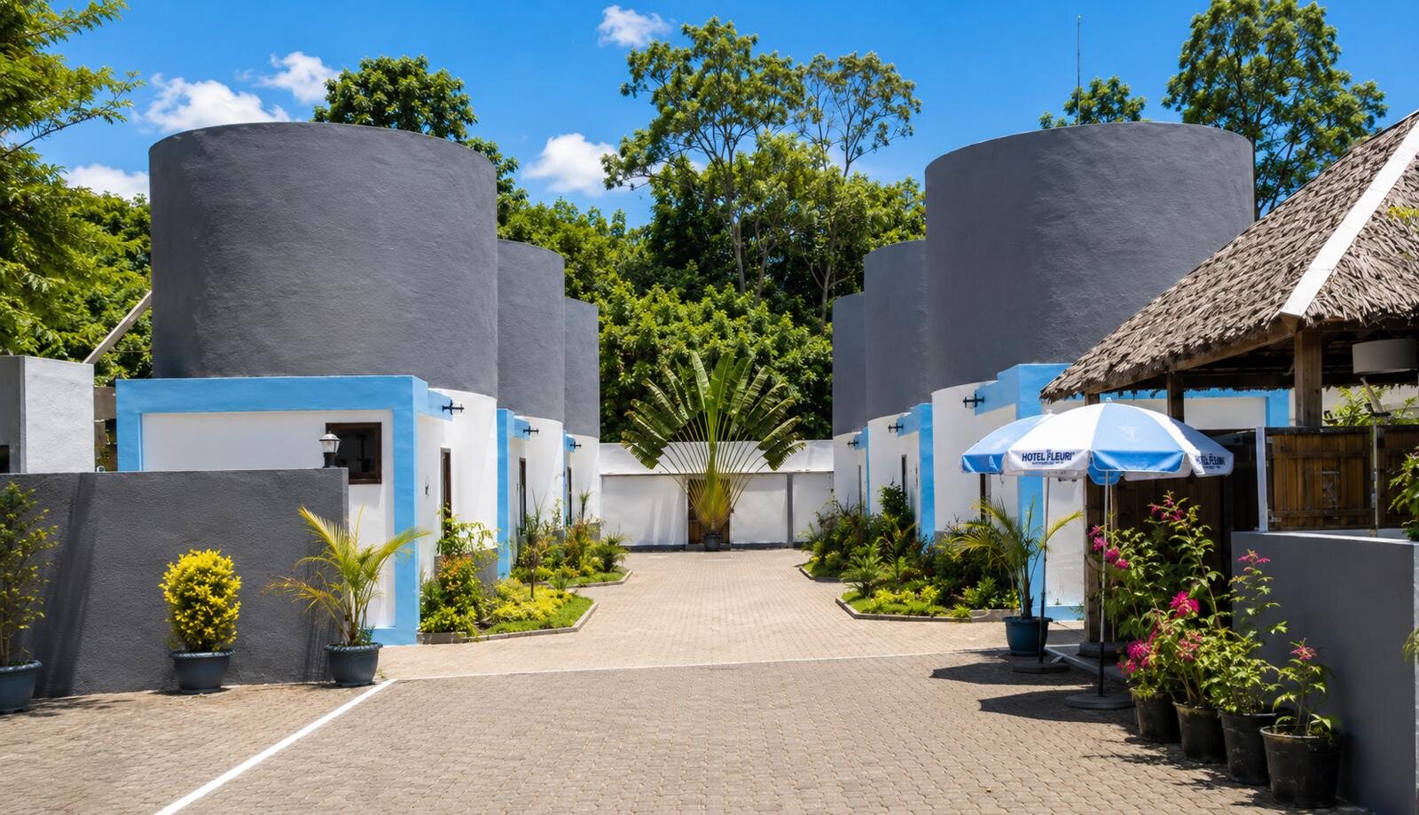 Façades des chambres de l’Hôtel Fleuri à Toamasina