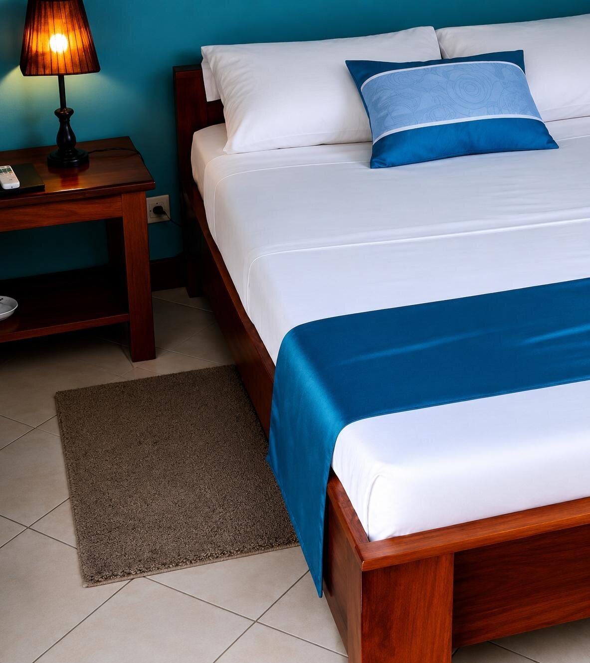 Chambre avec linge de lit bleu à l’Hôtel Fleuri