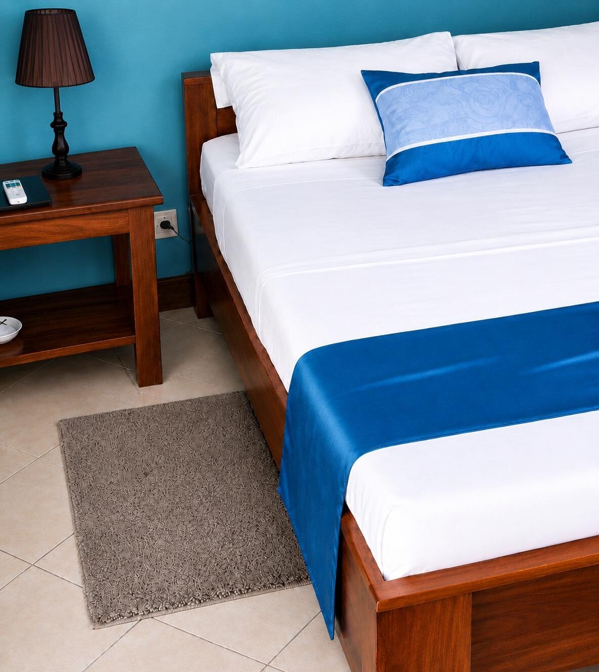 Deuxième vue d’une chambre bleue à l’Hôtel Fleuri