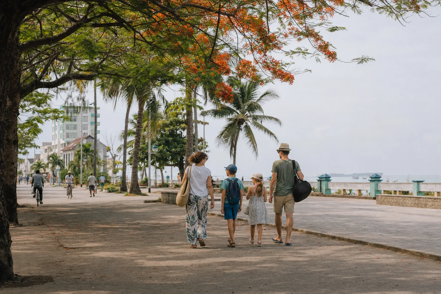 Famille marchant sur une promenade tropicale ombragée à Toamasina