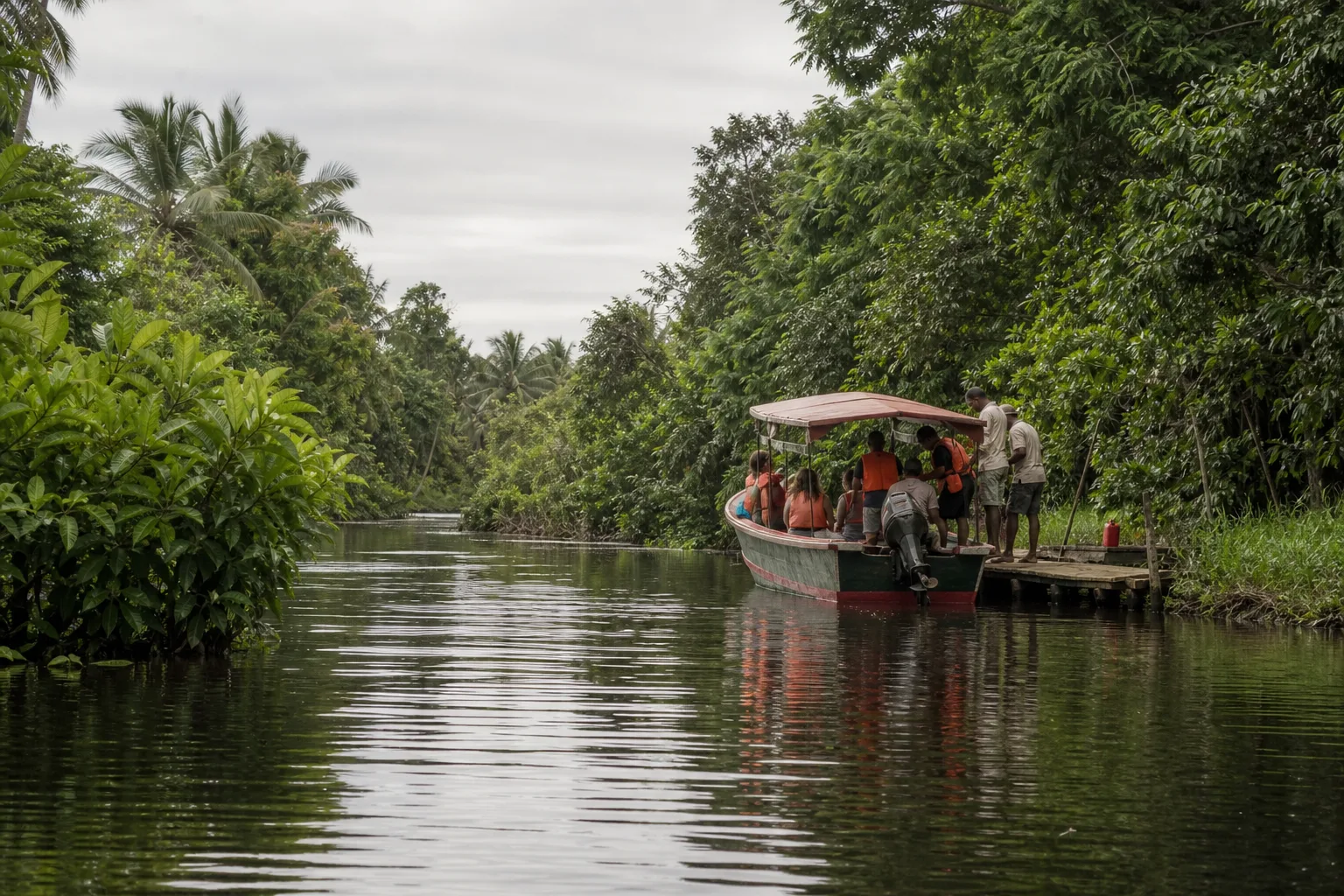 Excursion en bateau sur un canal entouré de végétation