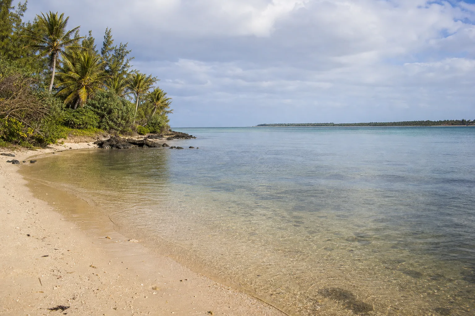Rive sableuse et eau calme sur le littoral de Foulpointe